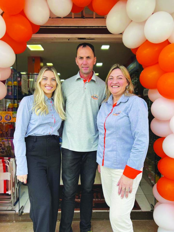 A Stoffel Tintas comemorou 12 de sucesso em Dois Irmãos. Na foto, o casal Mirio Jair e Márcia Rejane com a filha Katielly Stoffel