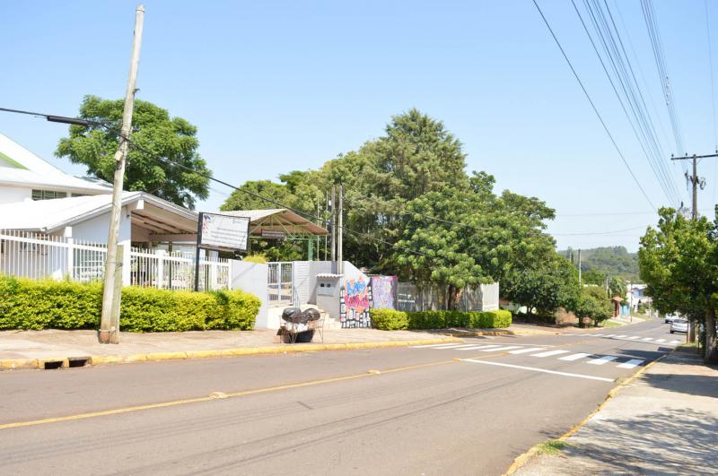 Moradores querem quebra-molas em frente à escola Felippe Wendling