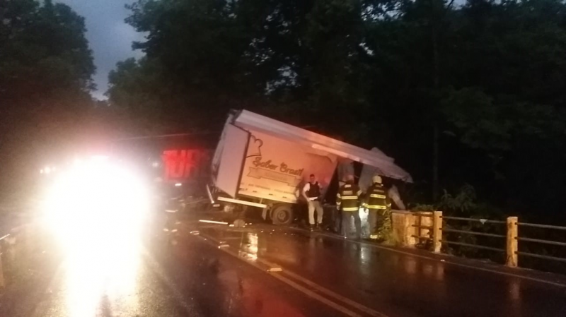 Colisão ocorreu depois das 19h desta segunda