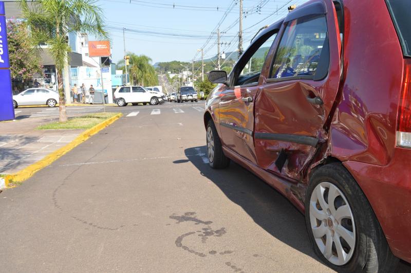 Colisão ocorreu no cruzamento