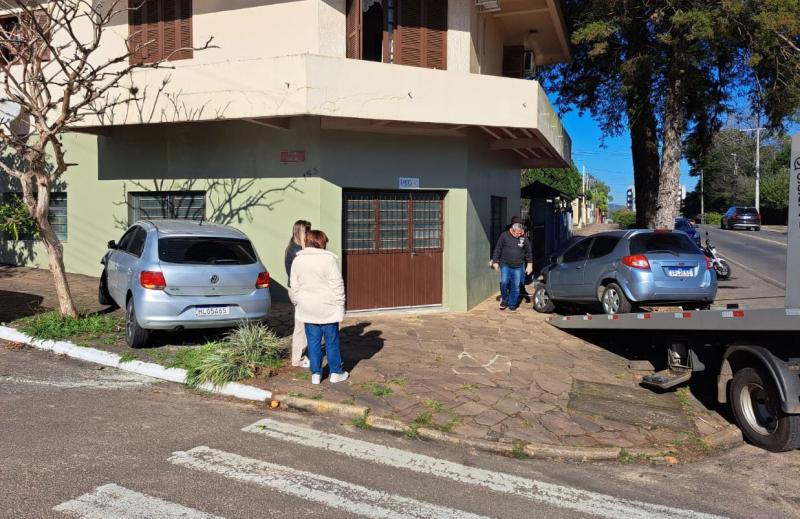 Carros foram parar na calçada