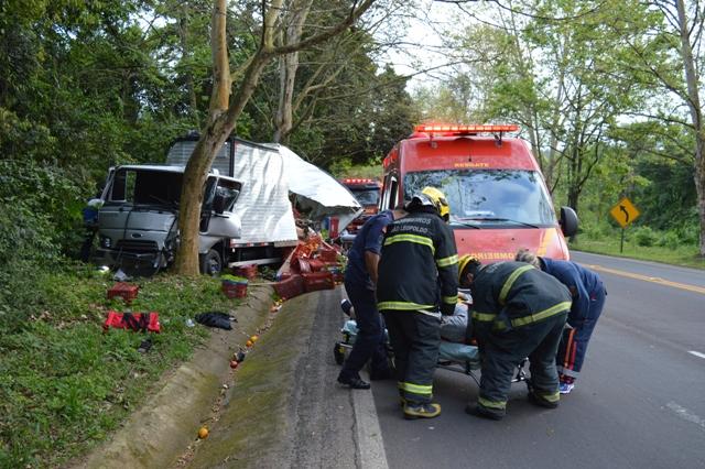 Caroneiro foi socorrido por SAMU e bombeiros