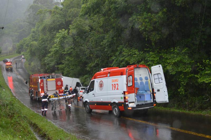 Equipes dos Bombeiros, SAMU e Posto 24h trabalham no local