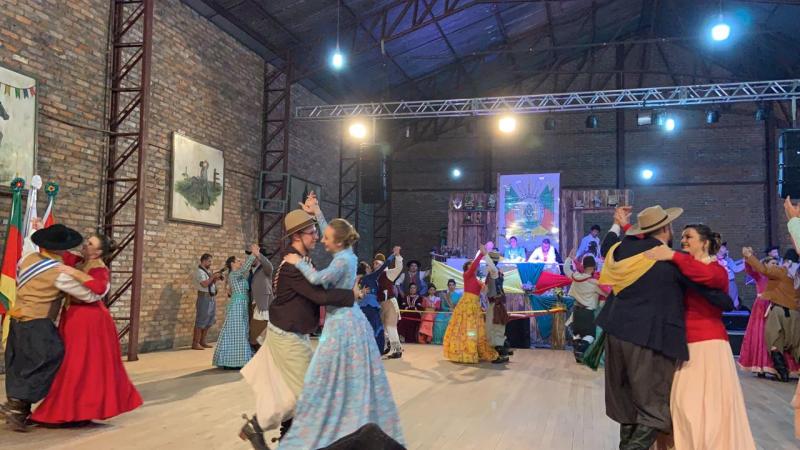 Invernada Adulta Irmandade Campeira, da ACTG Portal da Serra, durante apresentação na 1ª etapa de 2019, no CTG Rincão da Lealdade, em Caxias do Sul