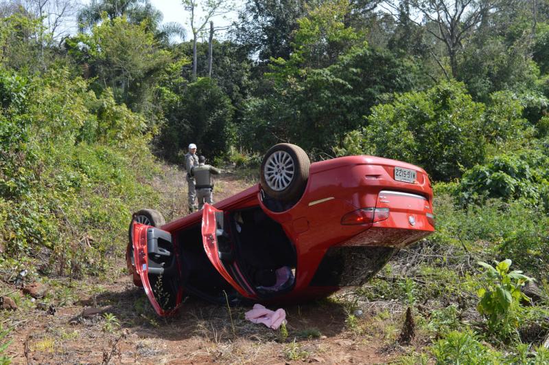 Indivíduos capotaram o veículo