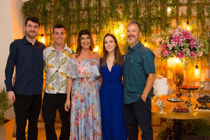 Adriana Strasburger Trierweiller comemorou novos ciclos em sua vida com festa no dia 8. Na foto, com o marido Renato e os filhos Arthur, Thiago e Camila (Foto: Leonardo Boufleur Fotografias)