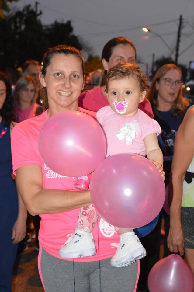 Adultos e crianças carregaram balões nas cores rosa e azul
