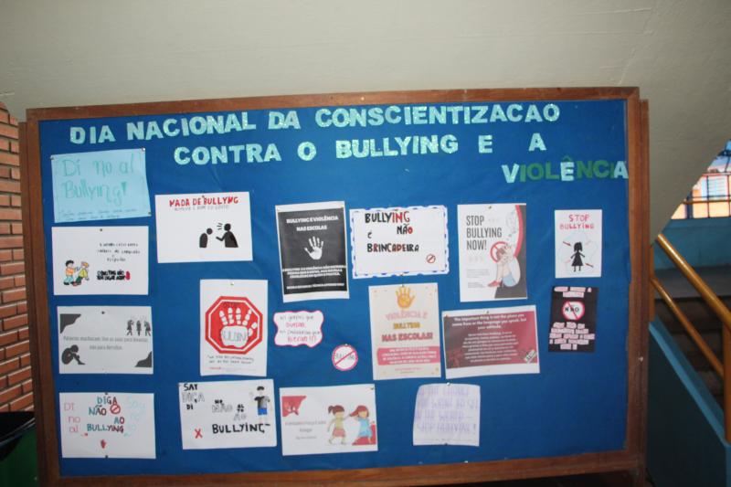 Mural foi exposto no hall de entrada da escola