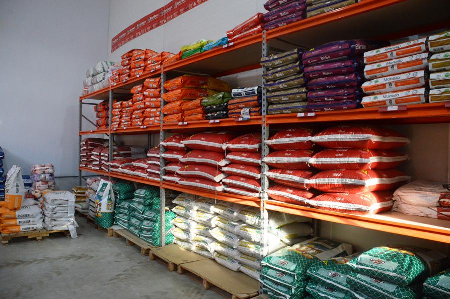 Agropecuária fica junto ao prédio da indústria