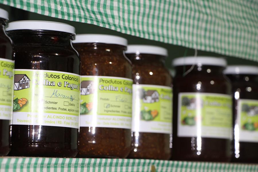 Além das verduras, diversos outros produtos coloniais estão à venda na propriedade