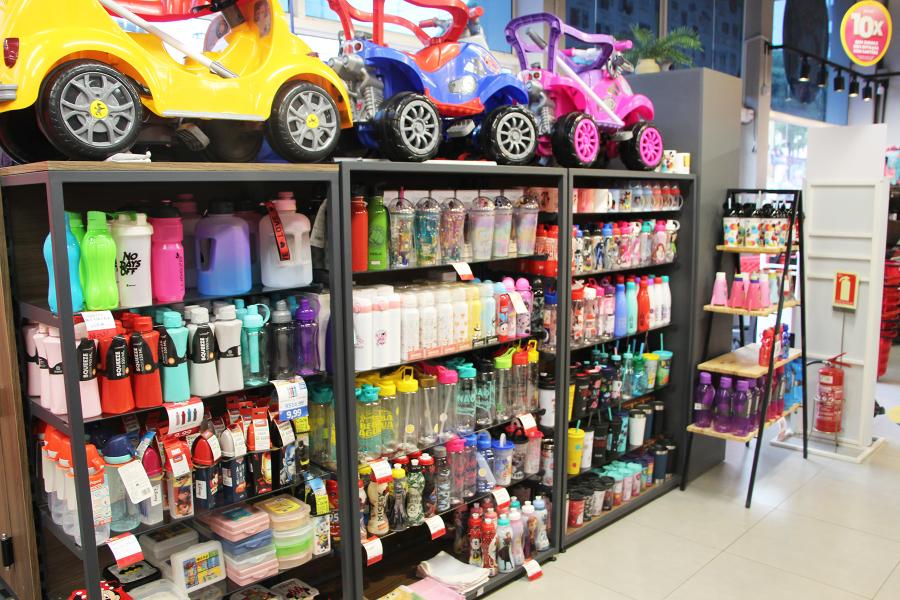 Além dos materiais escolares, garrafas também tem grande procura nesta época