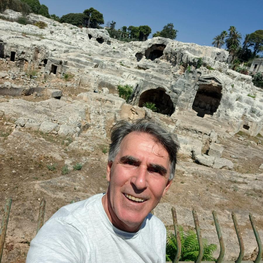 Ali atrás, no Parque Arqueológico de Siracusa, supostamente está o local onde Arquimedes foi jogado após ser morto por um soldado romano no ano 212 a.C.