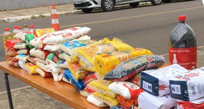 Alimentos arrecadados durante o evento 