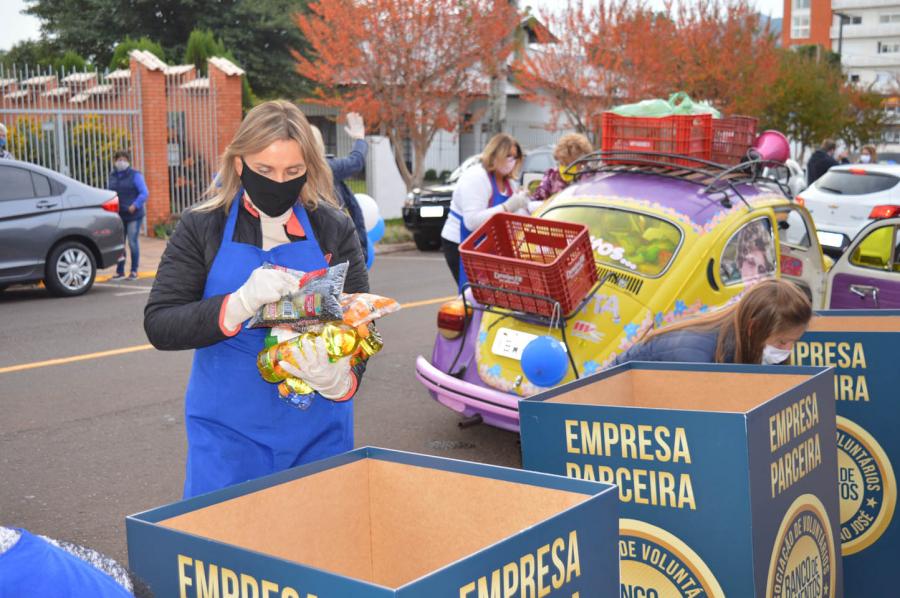 Alimentos arrecadados irão beneficiar aproximadamente 60 famílias