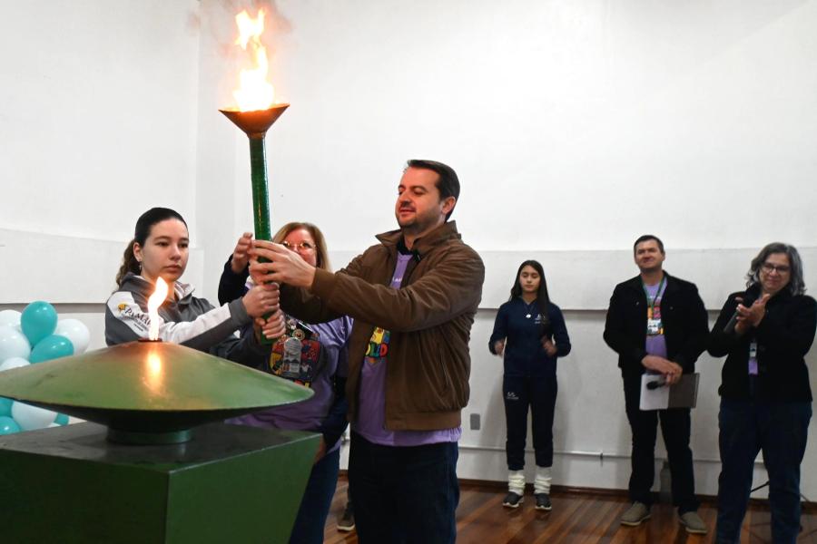 Aluna Manuela e prefeito Jerri acendem a pira dos jogos