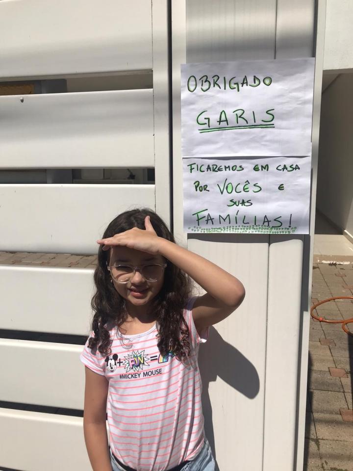Aluna Valentina Martins Picasso homenageou os trabalhadores da coleta seletiva do município