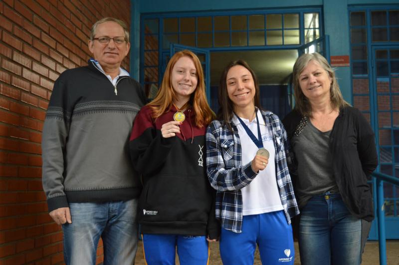 Diretor Paulo Renato, alunas Jenifer e Giovana e professora Luciane