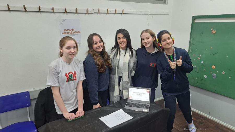 Alunas da turma 92 com a professora Tanyamara