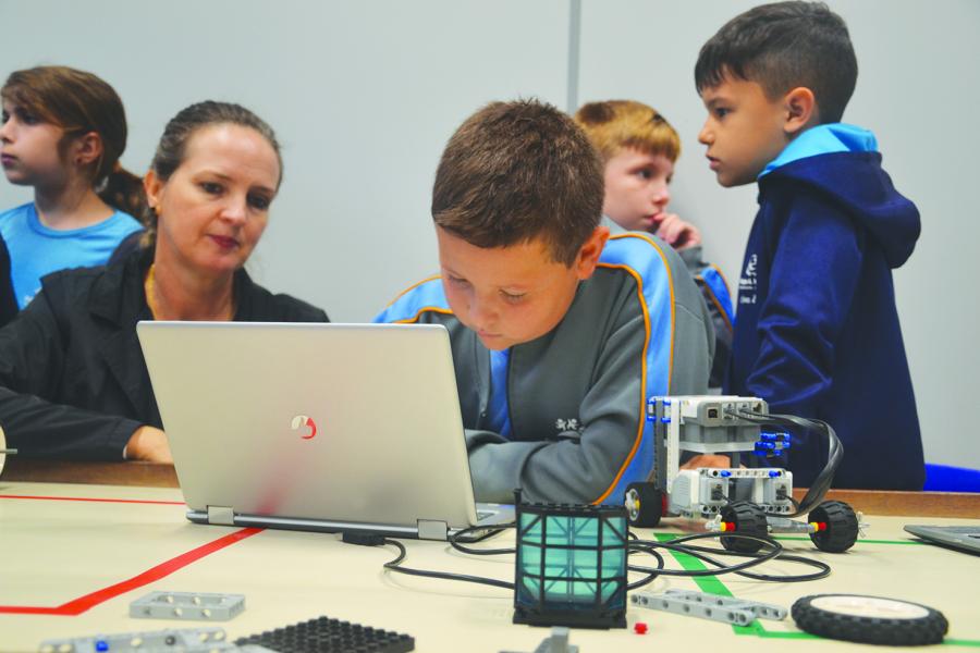 Alunos aprendem desde o projeto até a programação 