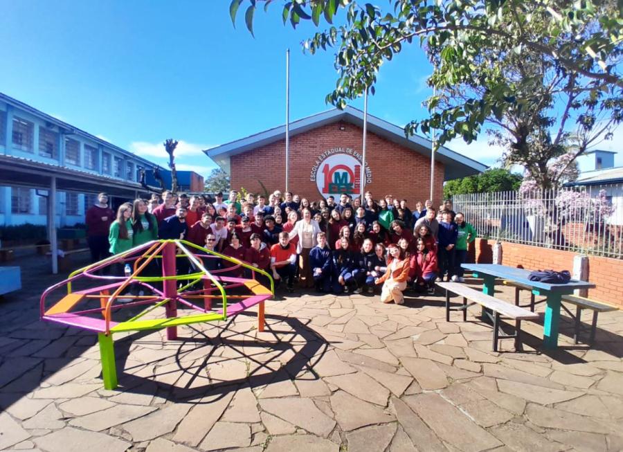 Alunos com a coordenadora Ileane Bravo