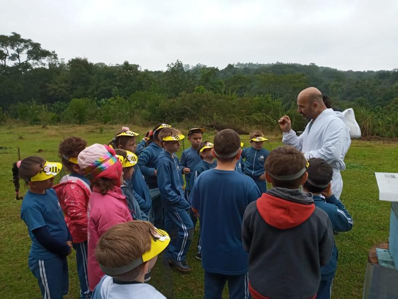 Alunos da turma 01 usaram bonés de abelhinhas durante a visitação 