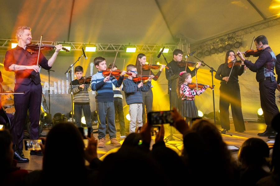 Alunos do Espaço Cultural Canguru subiram ao palco com a Família Lima