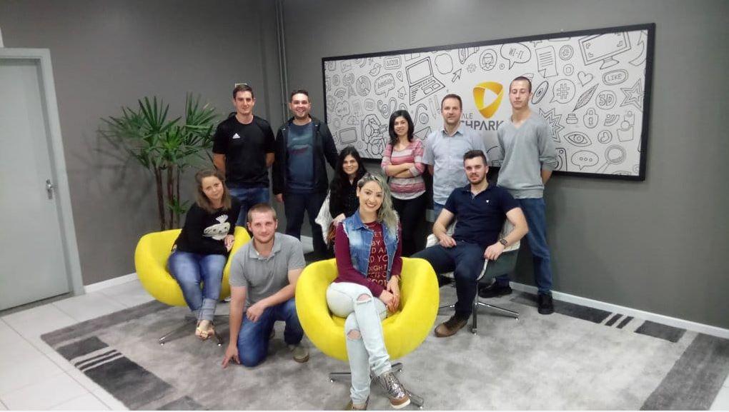 Alunos do técnico em Design de Móveis durante saída de campo