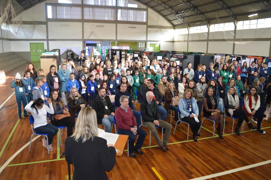 Alunos, educadores e servidores públicos participaram da abertura da MOPEDI