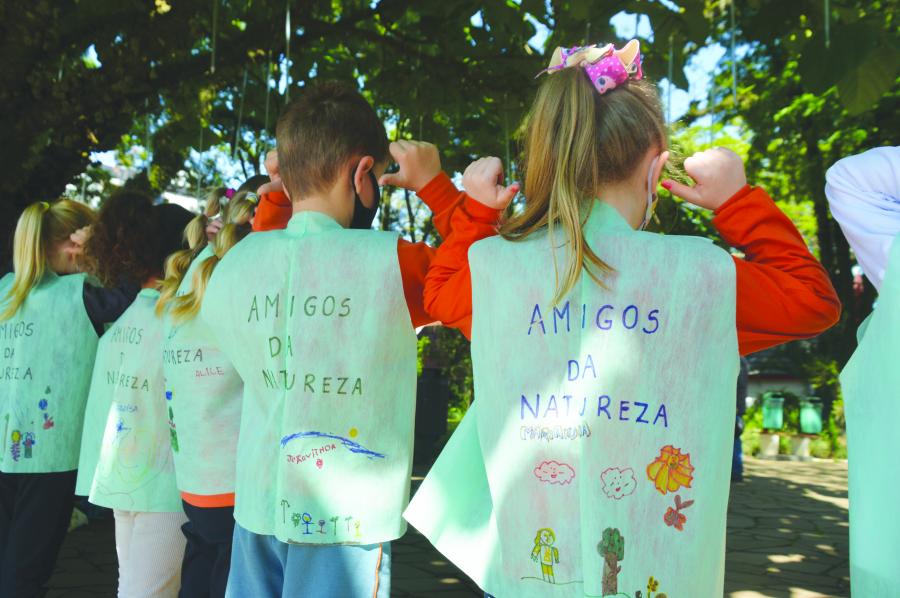 Alunos estavam devidamente identificados com coletes dos “Amigos da Natureza”