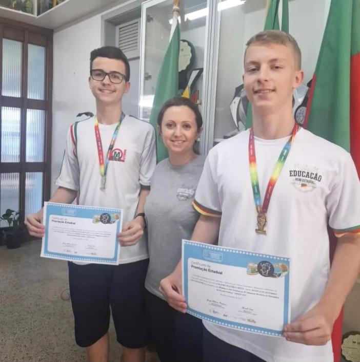 Alunos premiados em campo estadual
