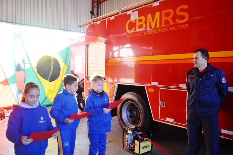 Alunos se despediram do quartel com uma homenagem aos bombeiros