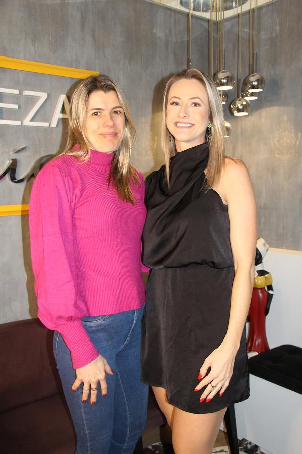 Amiga e cliente, Daia prestigiou o lançamento. Na foto, ao lado de Glauciene