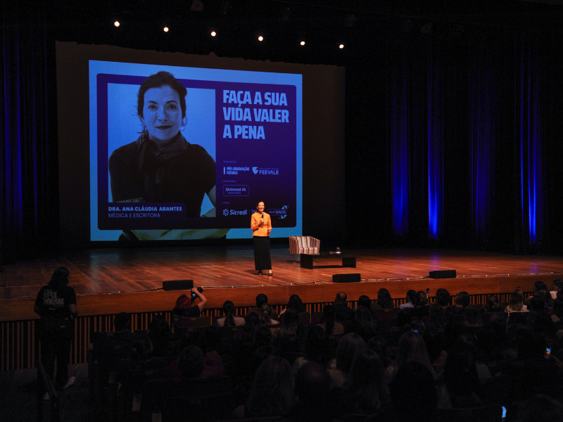 Ana Cláudia Arantes emociona público em palestra no Teatro Feevale
