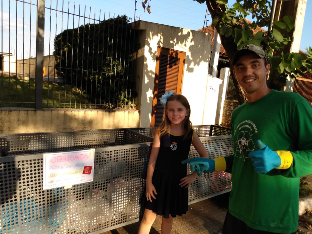 Ana Laura Jaeger Braun posou para a foto ao lado de Elisandro Nunes Cortes, da Cooperativa dos Recicladores de Dois Irmãos