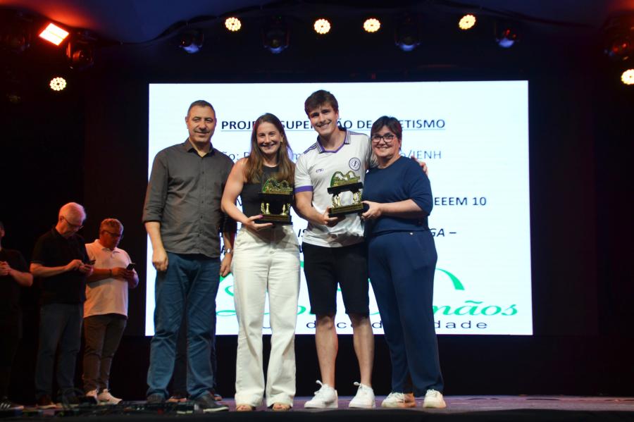 Andrei Scherer (à direita) também recebeu dois troféus por seu desempenho no vôlei