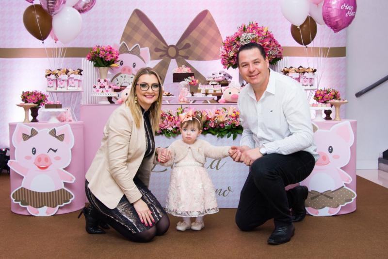 Ângela Klein e Daniel André Prass celebraram o primeiro aniversário da filha, Laura, no dia 11 de agosto (Foto: Leonardo Boufleur Fotografias)