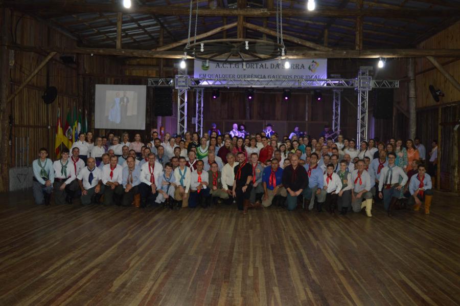 Animados, formandos comemoraram a conclusão do curso de fandango