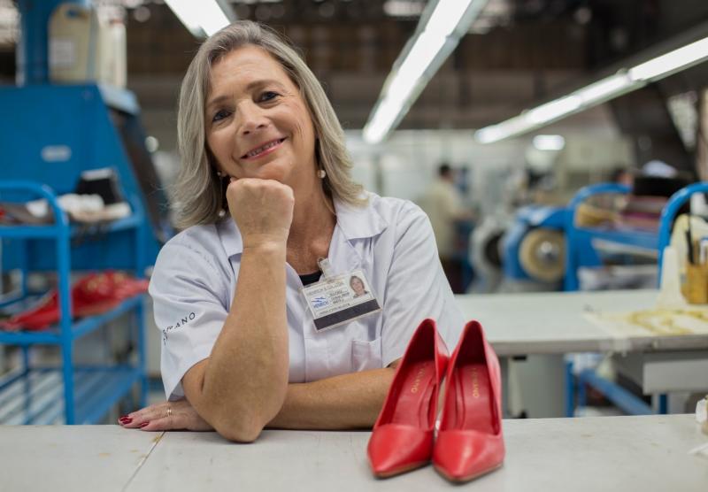 Anisia Utzig Klauck completou 40 anos como colaboradora da indústria de calçados Henrich e foi homenageada pela empresa