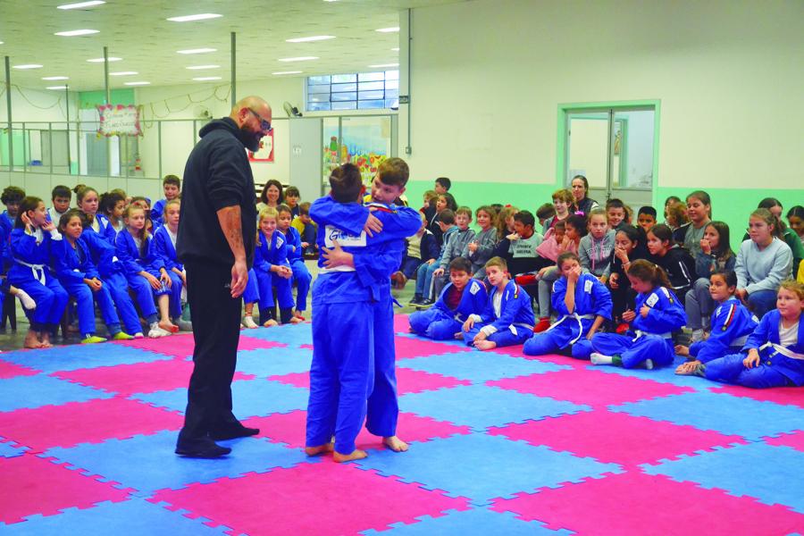 Ao fim de cada luta, os alunos se abraçam