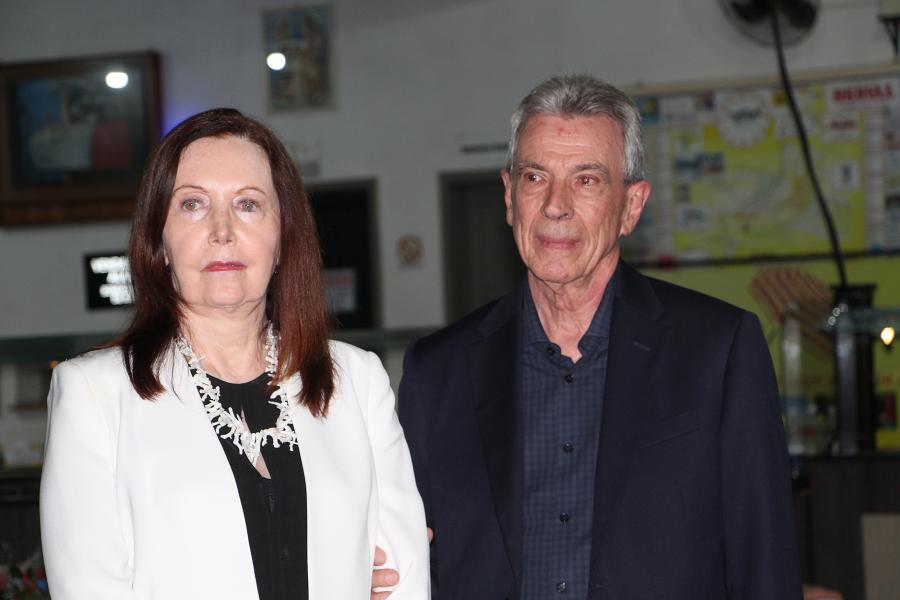 Ao lado da esposa Angela Fleck Wirth, o homenageado recebeu o cumprimento de todos os presentes