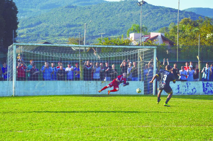 Aos 17 anos de idade, o goleiro Matheus, que joga no Sport Club Ivoti, defendeu três pênaltis 