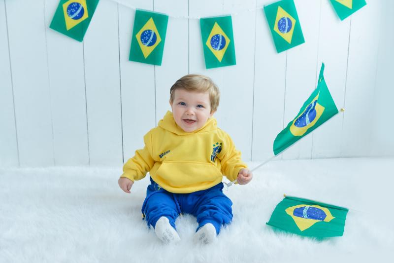 Aos 9 meses, Vicente Evaldt Binotto protagonizou um encantador ensaio fotográfico em homenagem ao Brasil, cheio de alegria e simpatia (Foto: Ana Pasqualina)