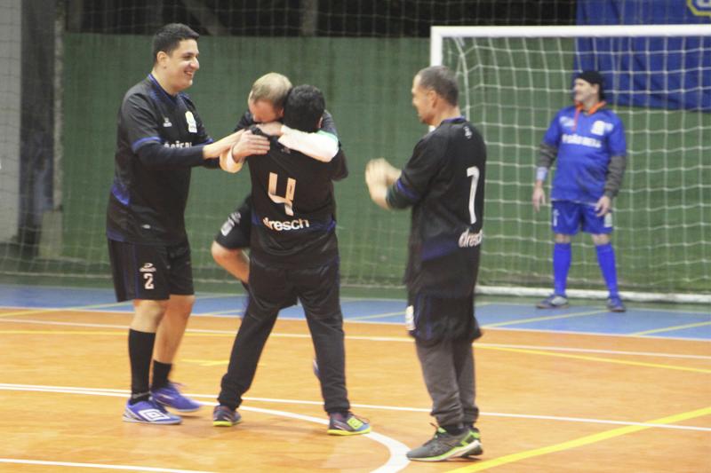Muita comemoração dos atletas da APAE em quadra
