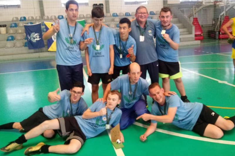 Garotos com suas medalhas de campeão