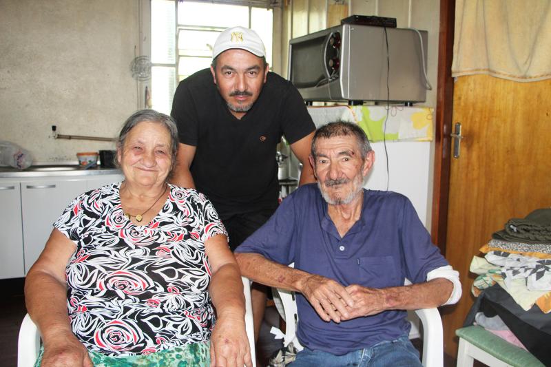 Antônio com a mãe Matilde e o pai Loreno