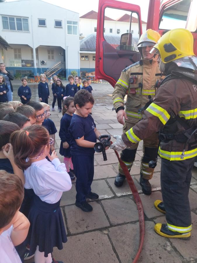 Após a atividade, alunos puderam conhecer o caminhão e posar para fotos