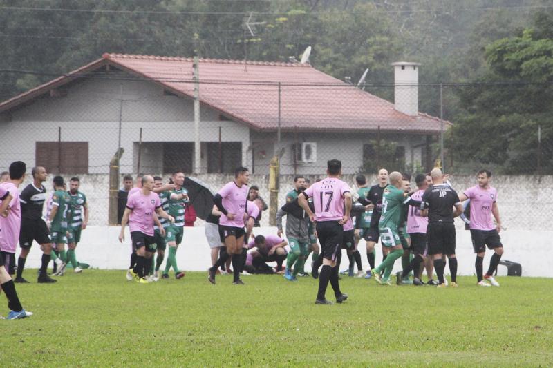 Um atleta e um membro da comissão técnica do Guapos foram punidos, assim como um dos jogadores do Green Brush