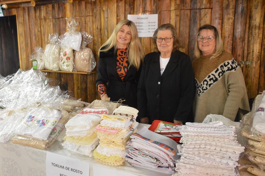 Artigos de bazar confeccionados por voluntárias estiveram à venda e fizeram sucesso entre o público