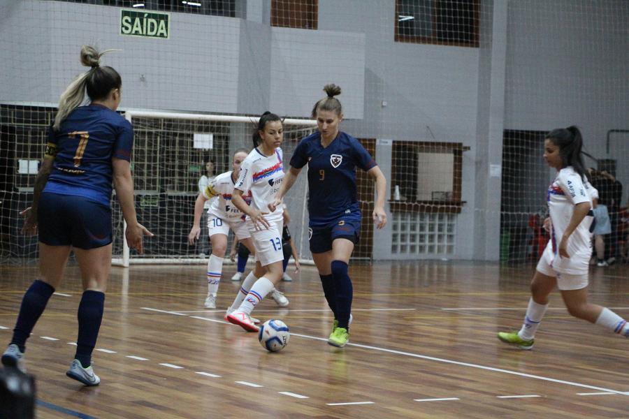 Artilheira da competição, Raquel marcou dois gols na grande final