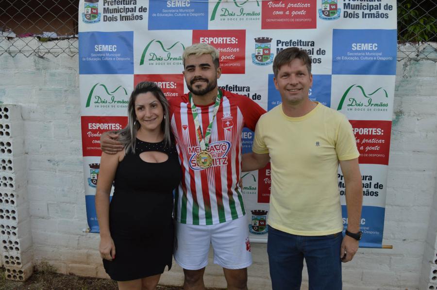 Artilheiro Maninho recebeu a medalha do vereador Paulinho Gehrke